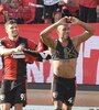 García, autor del primer gol, le devuelve la camiseta que Ditta se sacó para festejar el segundo. (Fuente: Sebastián Granata)