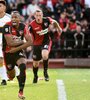 Willer Ditta festeja con todo su golazo, el 2 a 0 de Newell's sobre Boca (Fuente: Fotobaires)