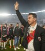 Marcelo Gallardo, ya con la camiseta puesta, saluda a la gente de River. Tristeza en los jugadores (Fuente: NA)