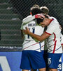 Bareiro, Vombergar, Luján y Barrios. Abrazo del Ciclón en el estadio Eva Perón (Fuente: NA)