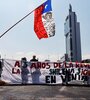 Manifestantes participan de la conmemoración del estallido social en Plaza Italia, Santiago de Chile.  (Fuente: EFE)