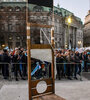 Las preguntas sobre el financiamiento del grupo que iba a las marchas con una guillotina.