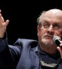 Rushdie tiene 75 años. (Fuente: AFP)