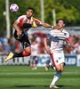 Cristian Colmán da prueba de su elasticidad ante la marca del madrynense Cristian "Sicario" Lema (Fuente: Télam)