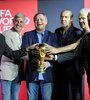 Omar Larrosa, Ricardo Giusti, Daniel Bertoni, Sergio Batista, Alberto Tarantini y Carlos Tapia con la Copa del Mundo  (Fuente: Alejandro Leiva)