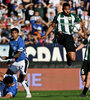 Alejandro Maciel con la pelota en el aire. El defensor, protagonista involuntario de la jornada (Fuente: Fotobaires)