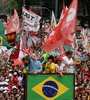 Lula flamea la bandera de Brasil este sábado en San Pablo.  (Fuente: AFP)