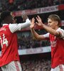 El noruego Odegaard celebra con Nketiah el quinto tanto de los Gunners (Fuente: EFE)