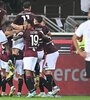 Djidji, abrazado por sus compañeros de Torino, marcó el primero ante Milan (Fuente: EFE)