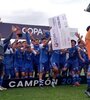 Villanueva, arquero del "Sala", levanta la copa.