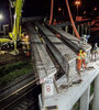 Montaje de vigas en dos nuevos puentes que conectarán las localidades bonaerenses de Merlo y Moreno. (Fuente: Presidencia)