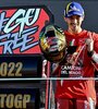 Bagnaia celebra con el casco de campeón (Fuente: AFP)