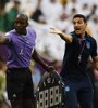Scaloni protesta casi que en coreografía con el cuarto árbitro, el senegalés Maguette Ndiaye. (Fuente: AFP)