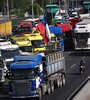 Camiones bloquean parcialmente la ruta 5 en la entrada a Santiago. (Fuente: AFP)