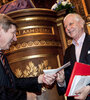 Enzensberger recibiendo un premio en 2010.  (Fuente: AFP)