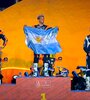Kevin Benavides y la bandera argentina en lo más alto del podio (Fuente: Prensa Dakar)