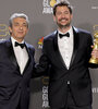 Ricardo Darín y Santiago Mitre posan con el Globo de Oro que ganaron hace una semana.  (Fuente: AFP)