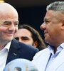 Gianni Infantino, presidente de la FIFA, y Claudio "Chiqui" Tapia, su par de la AFA, durante un homenaje a Maradona en pleno Mundial de Qatar (Fuente: Télam)