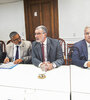 Rimoldi, en el centro; a la izquierda su equipo y a la derecha el presidente de Diputados, Pablo Farías. (Fuente: Prensa Diputados)