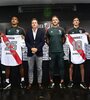 Los cuatro refuerzos, con el presidente Brito y el DT Demichelis (Fuente: Prensa River)