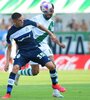 El juvenil atacante Alan Sosa (Gimnasia) aguanta la marca del central Alejandro Maciel (Banfield) (Fuente: Fotobaires)