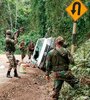 Militars peruanos en la escena del crimen después de la emboscada.