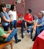 Franco junto a sus hermanos y el delegado del INADI.