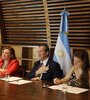 El ministro de Cultura de la Nación, Tristán Bauer, junto a las funcionarias Lucrecia Cardoso y Ariela Peretti.