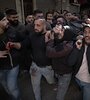 Palestinos en Naplusa cargan con el cuerpo de un hombre muerto durante el operativo israelí. (Fuente: EFE)