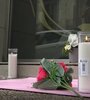 Velas y flores en el edificio de Barcelona donde ocurrió la tragedia. Una de las gemelas murió y la otra permece internada en grave estado. (Fuente: EFE)
