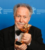 Nicolas Philibert con el Oso de Oro de la Berlinale. 