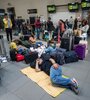Cientos de pasajeros quedaron varados en aeropuertos de Colombia luego de que la aerolínea Viva Air suspendiera sus vuelos.  (Fuente: AFP)