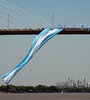 Una bandera en el puente Rosario-Victoria. (Fuente: Sebastián Granata)