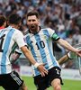 Messi festeja con Di María su gol vs México. Julián Álvarez los corre para unirse a ellos. 