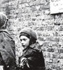 Dos niñas recluidas en el gueto de Varsovia. (Fuente: EFE)