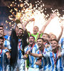 Lionel Messi levanta la Copa del Mundo en el Mundial Qatar 2022.  (Fuente: AFP)
