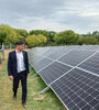 Kicillof recorre el parque solar instalado en la isla.  (Fuente: Fabián Restivo)
