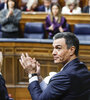 Pedro Sánchez aplaude tras ser rechazada la moción de censura de Vox. (Fuente: EFE)