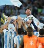 Messi es levantado en andas por sus compañeros (Fuente: Fotobaires)