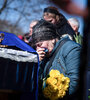 Familiares lloran a un soldado ucraniano muerto en Batalla. (Fuente: AFP)