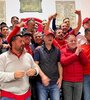 Grindetti, en el centro con gorra roja, cuando todo era felicidad por las elecciones. (Fuente: Télam)