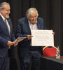 El rector de la UNQ, Alfredo Alfonso, junto a Pepe Mujica. (Fuente: Gentileza UNQ)