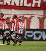 Los jugadores de Barracas festejan el único gol (Fuente: Alejandro Leiva)