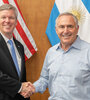 Marc Stanley (en camisa), embajador de EEUU, y Christopher Hanson, titular de la comisión reguladora nuclear.