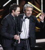 Peter Lanzani y Ricardo Darín en el escenario del Palacio Municipal. (Fuente: EFE)