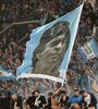 El Napoli campeón de Italia de la temporada 2022-2023. Y la bandera del ídolo máximo Diego Maradona entre los tifosi. (Fuente: AFP)