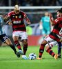 Vidal intenta maniobrar ante Mura. Racing sacó un puntazo ante Flamengo (Fuente: Fotobaires)