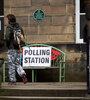 Un elector acude a un centro de votación en la localidad de Holmfirth. (Fuente: EFE)