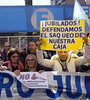 Ayer los municipales hicieron un abrazo solidario a la Caja. (Fuente: Gentileza diario La Capital/Virginia Benedetto)