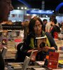 La pasión por la lectura no se detuvo en esta edición de la Feria, a pesar de la crisis.  (Fuente: Sandra Cartasso)